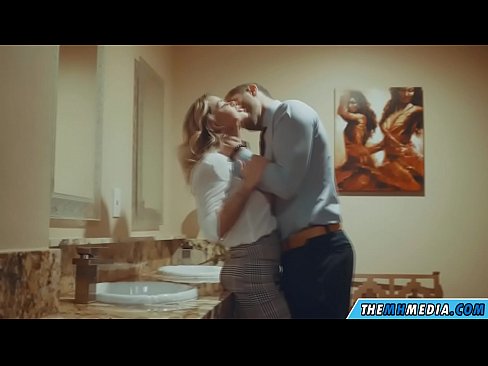❤️ Wann eng Busty Blond Iech an engem ëffentlechen Toilette verféiert Porno op lb.porngifmag-com.ru ️❤